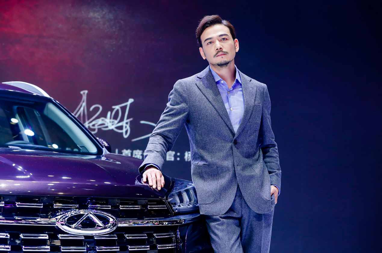 奇瑞在2019年还邀请了备受大众喜爱的演员杨烁和古力娜扎代言全新一代